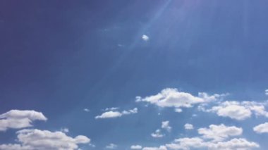 Beyaz bulutlar güneşin altında mavi gökyüzü üzerinde kaybolur. Hızlandırılmış hareket bulutlar mavi gökyüzü arka plan. Mavi gökyüzü. Bulutlar. Mavi gökyüzü beyaz bulutlar ile