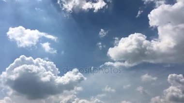 Beyaz bulutlar güneşin altında mavi gökyüzü üzerinde kaybolur. Hızlandırılmış hareket bulutlar mavi gökyüzü arka plan. Mavi gökyüzü. Bulutlar. Mavi gökyüzü beyaz bulutlar ile