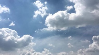 Beyaz bulutlar güneşin altında mavi gökyüzü üzerinde kaybolur. Hızlandırılmış hareket bulutlar mavi gökyüzü arka plan. Mavi gökyüzü. Bulutlar. Mavi gökyüzü beyaz bulutlar ile