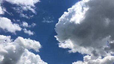 Beyaz bulutlar güneşin altında mavi gökyüzü üzerinde kaybolur. Hızlandırılmış hareket bulutlar mavi gökyüzü arka plan. Mavi gökyüzü. Bulutlar. Mavi gökyüzü beyaz bulutlar ile
