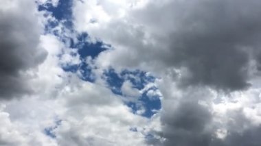 Beyaz bulutlar güneşin altında mavi gökyüzü üzerinde kaybolur. Hızlandırılmış hareket bulutlar mavi gökyüzü arka plan. Mavi gökyüzü. Bulutlar. Mavi gökyüzü beyaz bulutlar ile