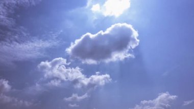 Beyaz bulutlar güneşin altında mavi gökyüzü üzerinde kaybolur. Hızlandırılmış hareket bulutlar mavi gökyüzü arka plan. Mavi gökyüzü. Bulutlar. Mavi gökyüzü beyaz bulutlar ile
