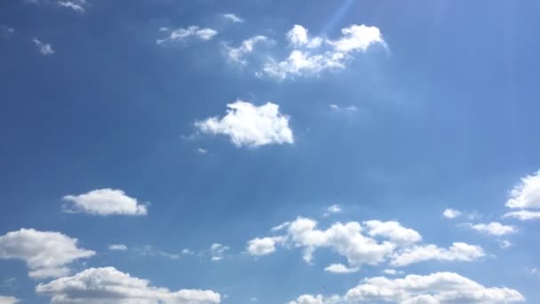 Nubes blancas desaparecen en el sol caliente en el cielo azul. Time-lapse movimiento nubes azul cielo fondo. Cielo azul. Nubes. Cielo azul con nubes blancas — Vídeo de stock