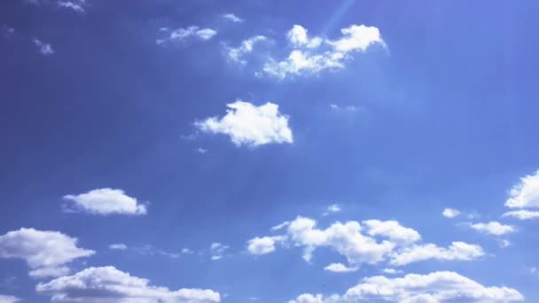 Witte wolken verdwijnen in de hete zon op blauwe hemel. Time-lapse beweging wolken blauwe hemelachtergrond. Blauwe hemel. Wolken. Blauwe hemel met witte wolken — Stockvideo