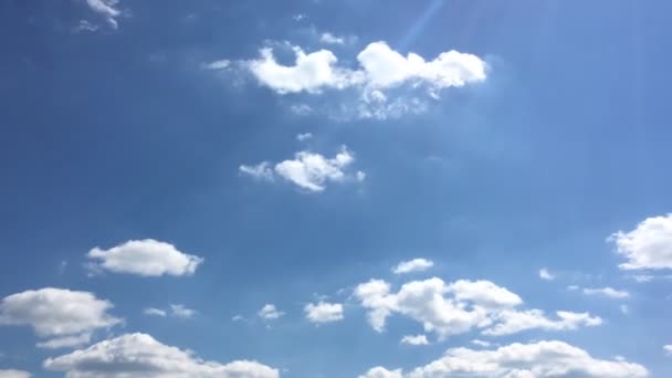 Nuvens brancas desaparecem no sol quente no céu azul. Tempo-lapso de movimento nuvens céu azul fundo. Céu azul. Nuvens. Céu azul com nuvens brancas — Vídeo de Stock