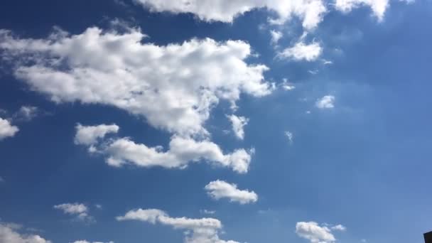 White clouds disappear in the hot sun on blue sky. Time-lapse motion clouds blue sky background. Blue sky. Clouds. Blue sky with white clouds — Stock Video