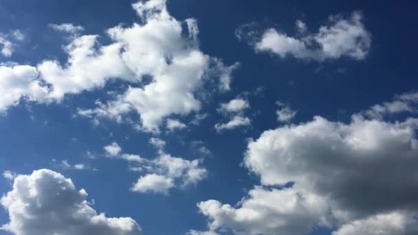白い雲は、青い空に熱い太陽の下で消えます。コマ撮り動雲青い空の背景。青い空。雲。白い雲と青い空 — ストック動画