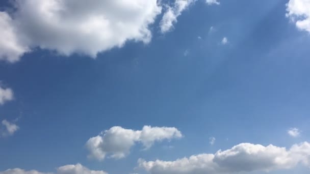 白い雲は、青い空に熱い太陽の下で消えます。コマ撮り動雲青い空の背景。青い空。雲。白い雲と青い空 — ストック動画
