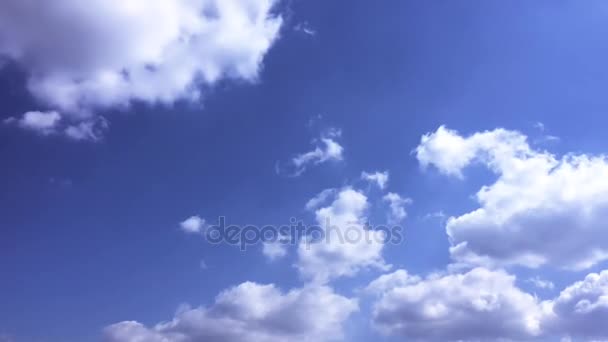 Witte wolken verdwijnen in de hete zon op blauwe hemel. Time-lapse beweging wolken blauwe hemelachtergrond. Blauwe hemel. Wolken. Blauwe hemel met witte wolken — Stockvideo