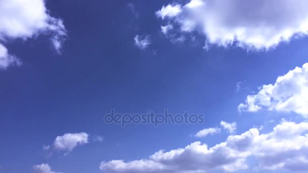 Nubes blancas desaparecen en el sol caliente en el cielo azul. Time-lapse movimiento nubes azul cielo fondo. Cielo azul. Nubes. Cielo azul con nubes blancas — Vídeo de stock