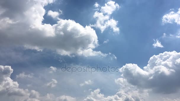 Λευκά σύννεφα εξαφανίζονται κάτω από τον καυτό ήλιο στο μπλε του ουρανού. Time-lapse κίνηση σύννεφα μπλε φόντο του ουρανού. Μπλε του ουρανού. Σύννεφα. Μπλε με άσπρες σύννεφα του ουρανού — Αρχείο Βίντεο
