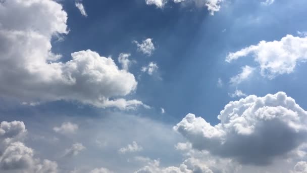 Nuvole bianche scompaiono sotto il sole caldo sul cielo blu. Movimento time-lapse nuvole sfondo cielo blu. Cielo blu. Nuvole. Cielo blu con nuvole bianche — Video Stock