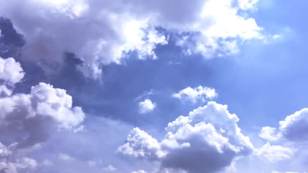 Nuvole bianche scompaiono sotto il sole caldo sul cielo blu. Movimento time-lapse nuvole sfondo cielo blu. Cielo blu. Nuvole. Cielo blu con nuvole bianche — Video Stock