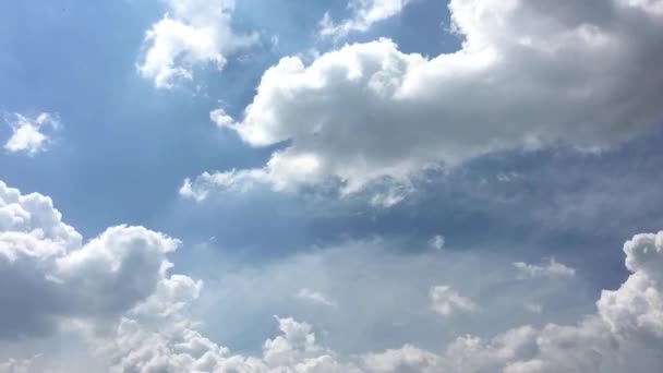 Nuvole bianche scompaiono sotto il sole caldo sul cielo blu. Movimento time-lapse nuvole sfondo cielo blu. Cielo blu. Nuvole. Cielo blu con nuvole bianche — Video Stock