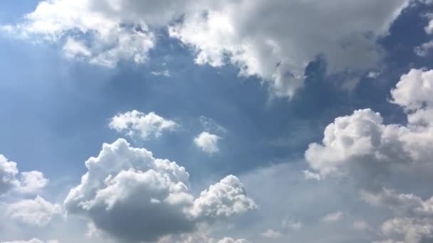 Hvide skyer forsvinder i den varme sol på blå himmel. Time-lapse bevægelse skyer blå himmel baggrund. Blå himmel. Skyer. Blå himmel med hvide skyer – Stock-video