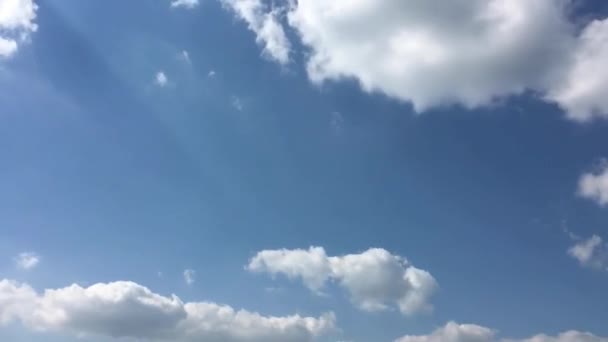 Nuvole bianche scompaiono sotto il sole caldo sul cielo blu. Movimento time-lapse nuvole sfondo cielo blu. Cielo blu. Nuvole. Cielo blu con nuvole bianche — Video Stock