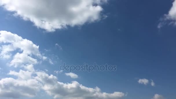 Witte wolken verdwijnen in de hete zon op blauwe hemel. Time-lapse beweging wolken blauwe hemelachtergrond. Blauwe hemel. Wolken. Blauwe hemel met witte wolken — Stockvideo