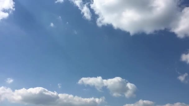 Nuvole bianche scompaiono sotto il sole caldo sul cielo blu. Movimento time-lapse nuvole sfondo cielo blu. Cielo blu. Nuvole. Cielo blu con nuvole bianche — Video Stock