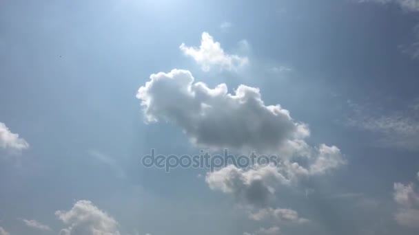 Nubes blancas desaparecen en el sol caliente en el cielo azul. Time-lapse movimiento nubes azul cielo fondo. Cielo azul. Nubes. Cielo azul con nubes blancas — Vídeos de Stock