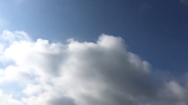 흰 구름 푸른 하늘에 뜨거운 태양에서 사라진다. 시간 경과 모션 구름 푸른 하늘 배경입니다. 푸른 하늘입니다. 구름입니다. 흰 구름과 푸른 하늘 — 비디오