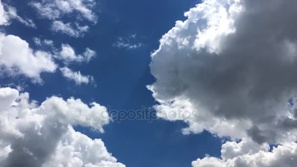 Witte wolken verdwijnen in de hete zon op blauwe hemel. Time-lapse beweging wolken blauwe hemelachtergrond. Blauwe hemel. Wolken. Blauwe hemel met witte wolken — Stockvideo