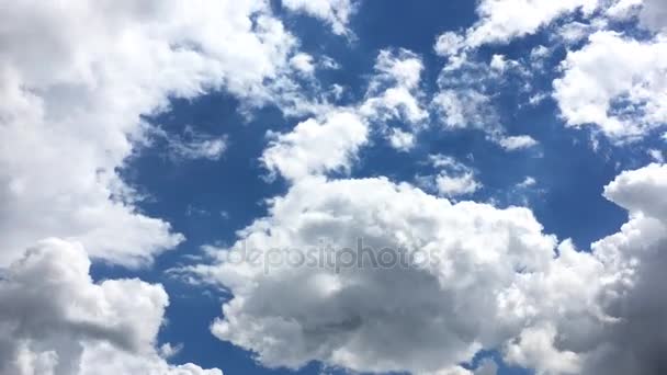 Nuvens brancas desaparecem no sol quente no céu azul. Tempo-lapso de movimento nuvens céu azul fundo. Céu azul. Nuvens. Céu azul com nuvens brancas — Vídeo de Stock