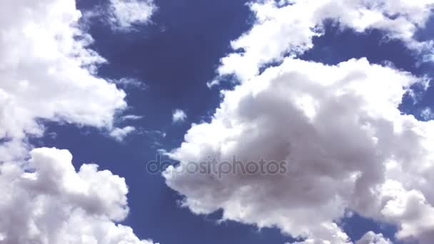 Witte wolken verdwijnen in de hete zon op blauwe hemel. Time-lapse beweging wolken blauwe hemelachtergrond. Blauwe hemel. Wolken. Blauwe hemel met witte wolken — Stockvideo