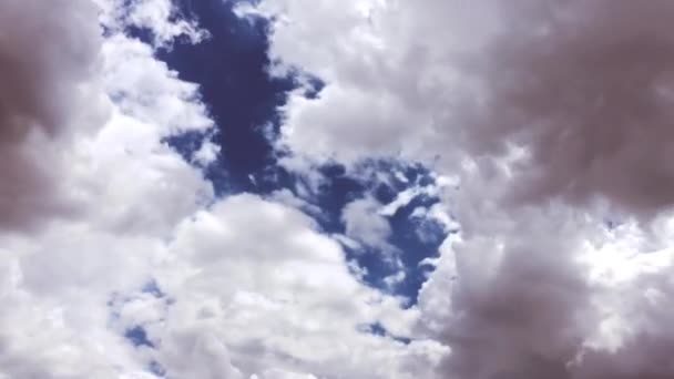 Witte wolken verdwijnen in de hete zon op blauwe hemel. Time-lapse beweging wolken blauwe hemelachtergrond. Blauwe hemel. Wolken. Blauwe hemel met witte wolken — Stockvideo