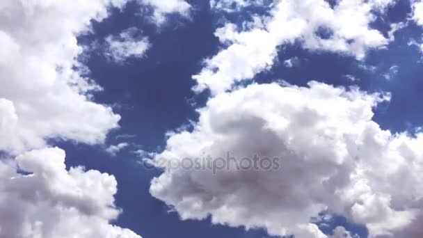 Nuvole bianche scompaiono sotto il sole caldo sul cielo blu. Movimento time-lapse nuvole sfondo cielo blu. Cielo blu. Nuvole. Cielo blu con nuvole bianche — Video Stock