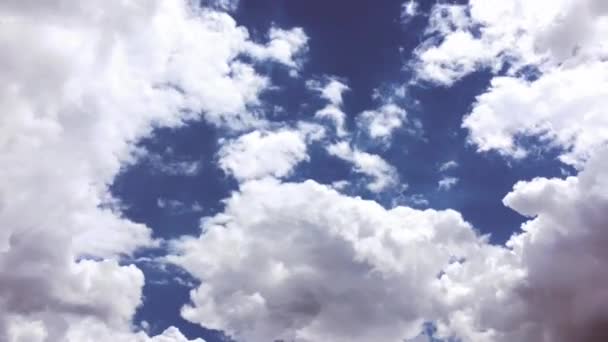 Les nuages blancs disparaissent sous le soleil chaud sur le ciel bleu. Time-lapse motion nuages ciel bleu fond. Ciel bleu. Nuages. Ciel bleu avec nuages blancs 