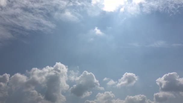 Nubes blancas desaparecen en el sol caliente en el cielo azul. Time-lapse movimiento nubes azul cielo fondo. Cielo azul. Nubes. Cielo azul con nubes blancas — Vídeos de Stock