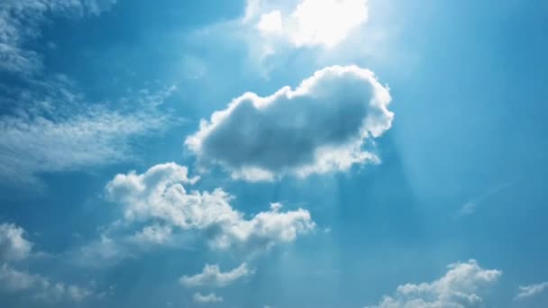 White clouds disappear in the hot sun on blue sky. Time-lapse motion clouds blue sky background. Blue sky. Clouds. Blue sky with white clouds — Stock Video