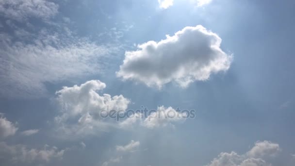Λευκά σύννεφα εξαφανίζονται κάτω από τον καυτό ήλιο στο μπλε του ουρανού. Time-lapse κίνηση σύννεφα μπλε φόντο του ουρανού. Μπλε του ουρανού. Σύννεφα. Μπλε με άσπρες σύννεφα του ουρανού — Αρχείο Βίντεο