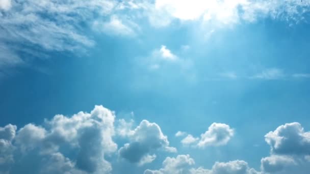 Fehér felhők eltűnik a forró nap a kék ég. Gyorsított mozgás felhők kék ég háttér. Kék ég. Felhők. Kék ég, fehér felhők — Stock videók
