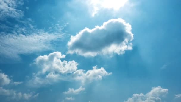 Bílé mraky zmizí v horkém slunci na modré obloze. Time-Lapse pohybu mraky modré obloze na pozadí. Modrá obloha. Mraky. Modrá obloha s mraky bílá — Stock video