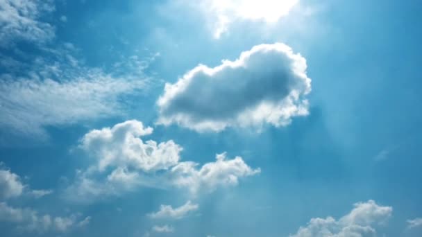 Nuvole bianche scompaiono sotto il sole caldo sul cielo blu. Movimento time-lapse nuvole sfondo cielo blu. Cielo blu. Nuvole. Cielo blu con nuvole bianche — Video Stock