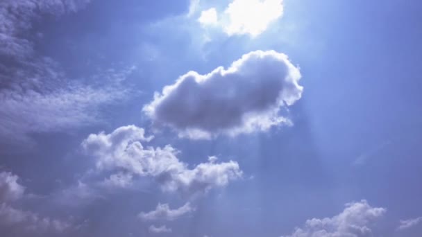 Norii albi dispar în soarele fierbinte pe cerul albastru. Timpul-lapse mişcare nori albastru cer fundal. Cerul albastru. Nori. Cer albastru cu nori albi — Videoclip de stoc