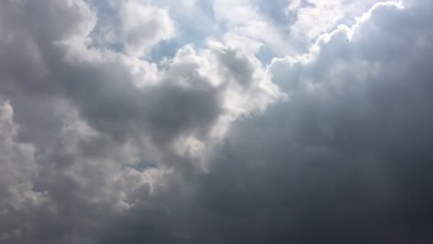 白い雲は、青い空に熱い太陽の下で消えます。コマ撮り動雲青い空の背景。青い空。雲。白い雲と青い空 — ストック動画