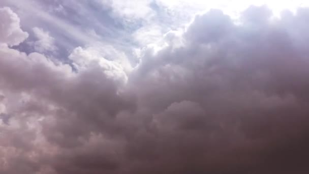 Witte wolken verdwijnen in de hete zon op blauwe hemel. Time-lapse beweging wolken blauwe hemelachtergrond. Blauwe hemel. Wolken. Blauwe hemel met witte wolken — Stockvideo