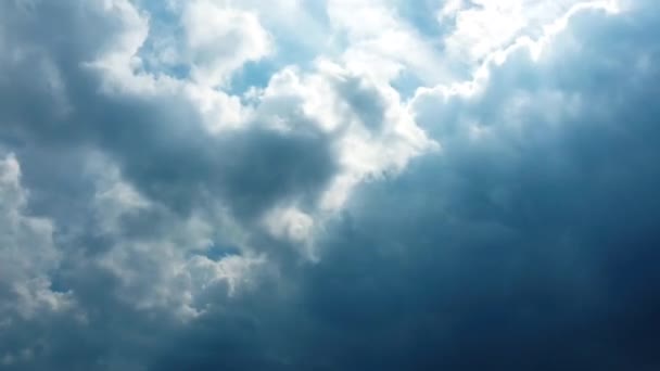 Beyaz bulutlar güneşin altında mavi gökyüzü üzerinde kaybolur. Hızlandırılmış hareket bulutlar mavi gökyüzü arka plan. Mavi gökyüzü. Bulutlar. Mavi gökyüzü beyaz bulutlar ile — Stok video