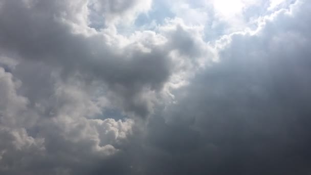 Nubes blancas desaparecen en el sol caliente en el cielo azul. Time-lapse movimiento nubes azul cielo fondo. Cielo azul. Nubes. Cielo azul con nubes blancas — Vídeos de Stock