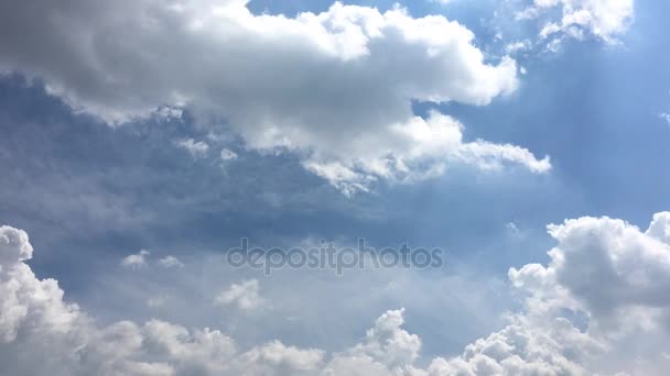 白云在蔚蓝的天空消失在烈日下。时移运动云朵蓝色天空背景。蓝蓝的天空。云。蓝天与白云 — 图库视频影像