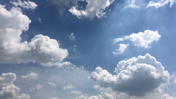 Белые облака исчезают в жарком солнце на голубом небе. Временные облака на голубом фоне неба. Голубое небо. Облака. Голубое небо с белыми облаками — стоковое видео