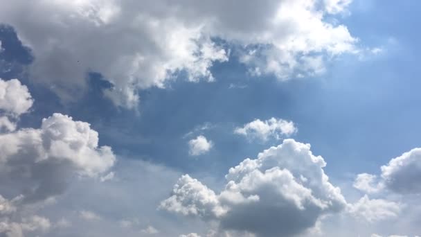 Nuvole bianche scompaiono sotto il sole caldo sul cielo blu. Movimento time-lapse nuvole sfondo cielo blu. Cielo blu. Nuvole. Cielo blu con nuvole bianche — Video Stock