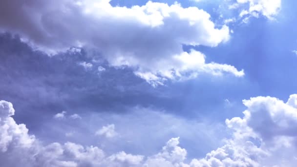 Witte wolken verdwijnen in de hete zon op blauwe hemel. Time-lapse beweging wolken blauwe hemelachtergrond. Blauwe hemel. Wolken. Blauwe hemel met witte wolken — Stockvideo