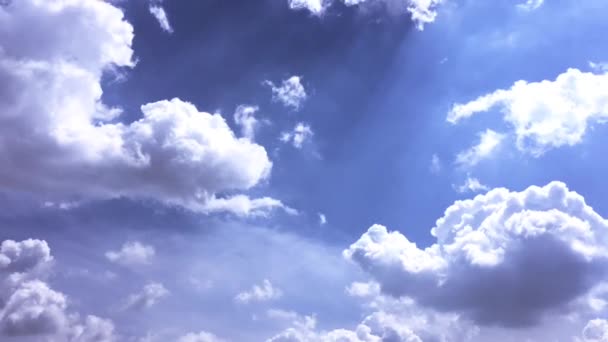 Білі хмари зникають на гарячому сонці на блакитному небі. Хмари переплетення часу - синій фон неба. Блакитне небо. Хмари. Блакитне небо з білими хмарами — стокове відео