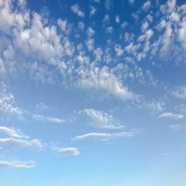 Arkaplanı bulutlu güzel mavi gökyüzü. Bulutlu bulutlar. Hava bulutlu doğa mavi.
