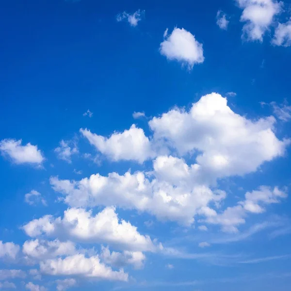 Arkaplanı bulutlu güzel mavi gökyüzü. Bulutlu bulutlar. Hava bulutlu doğa mavi. — Stok fotoğraf