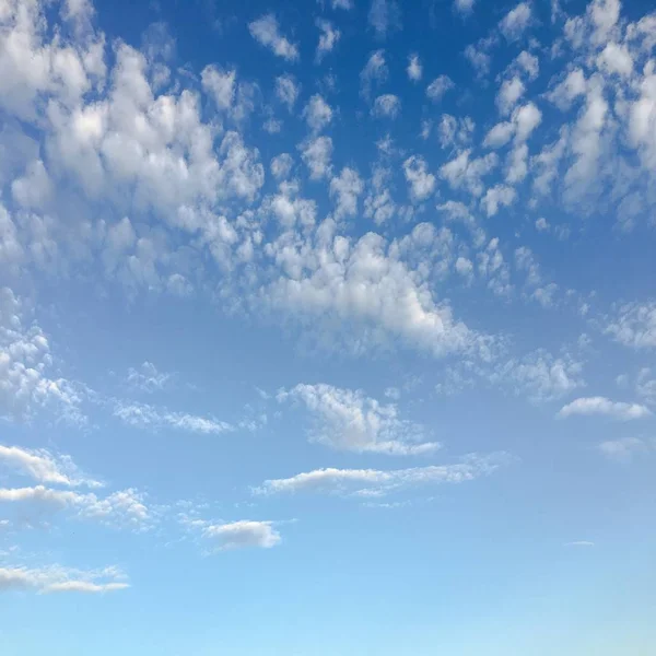 雲の背景を持つ美しい青空空雲のある空自然雲のある空青 — ストック写真