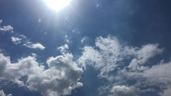 Fehér felhők eltűnik a forró nap a kék ég. Gyorsított mozgás felhők kék ég háttér. Kék ég. Felhők. Kék ég, fehér felhők — Stock Fotó